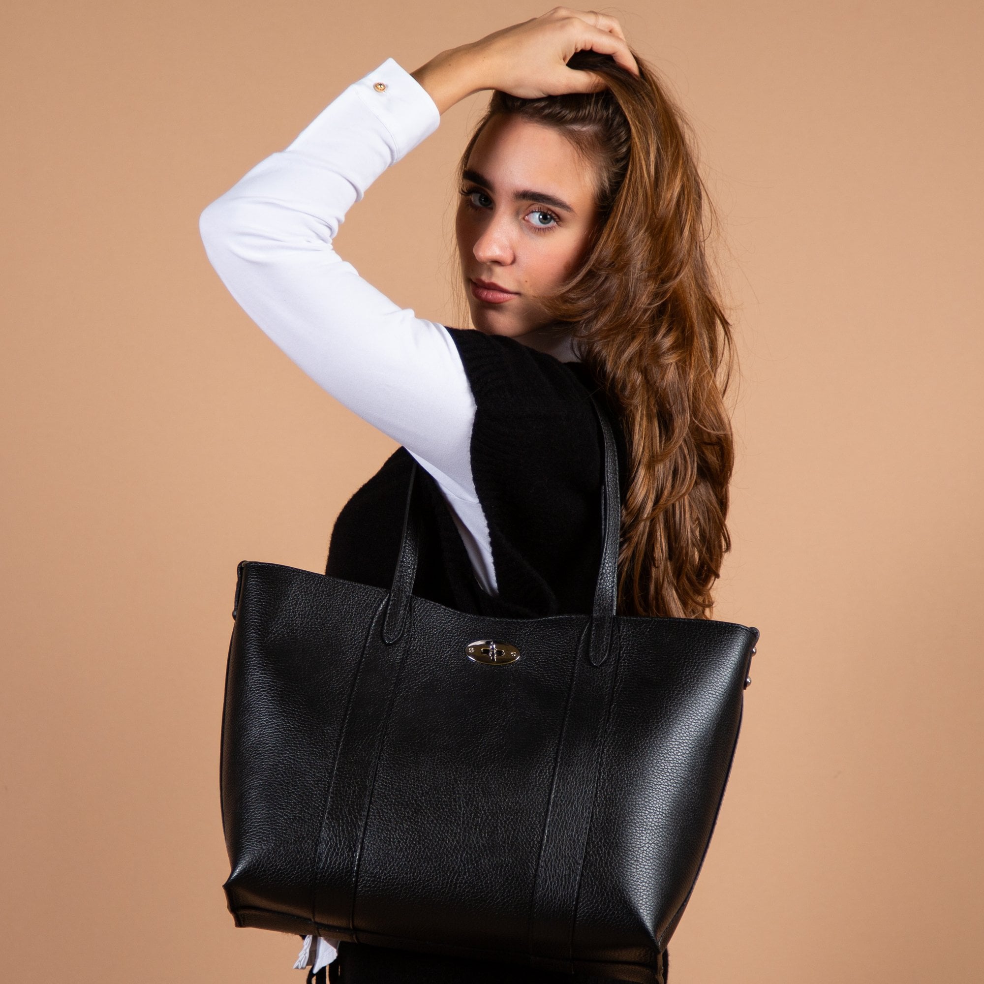Sister ME Leather Tote With Twist Clasp Black