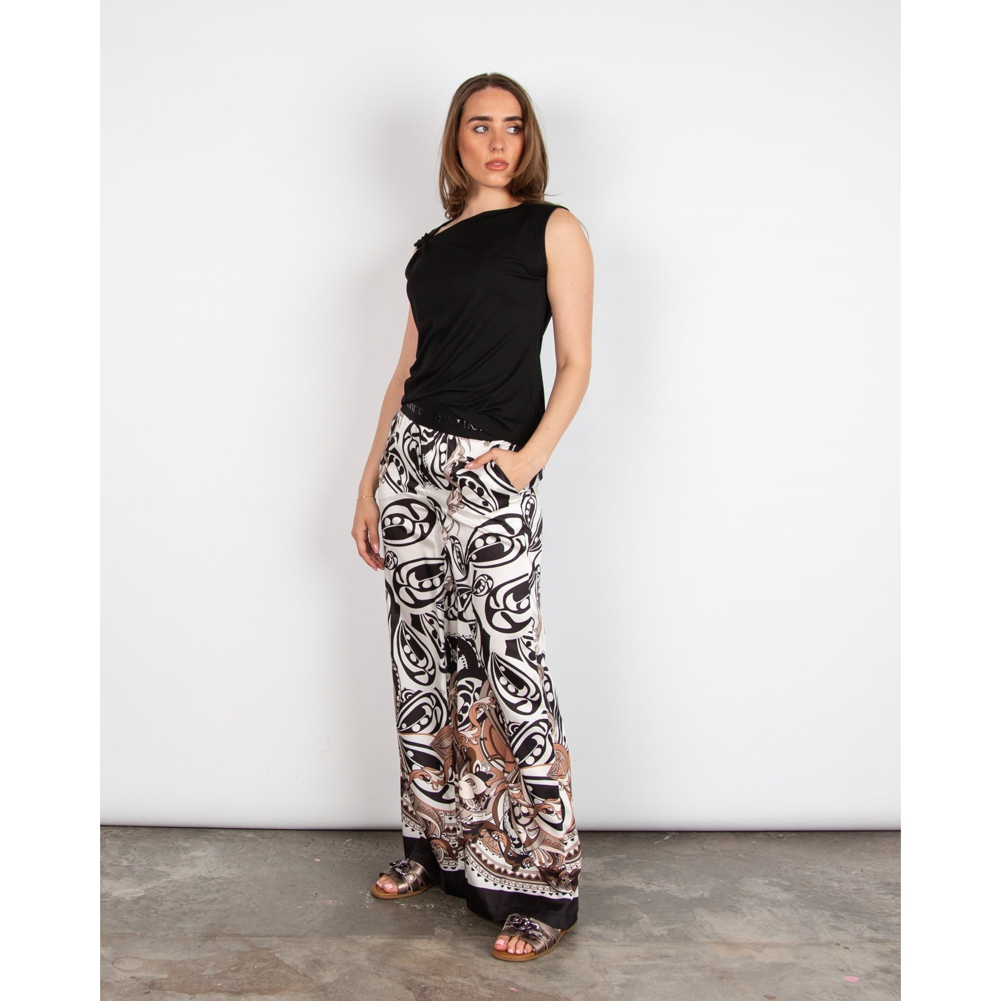 Tinta Style Alida Ruched Side Short Sleeve Top With C Ring Detail Black