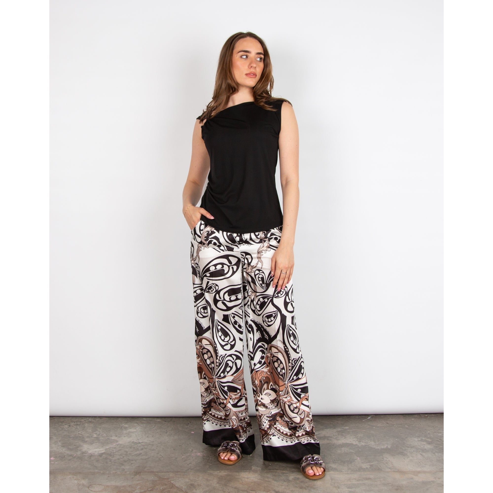 Tinta Style Alida Ruched Side Short Sleeve Top With C Ring Detail Black