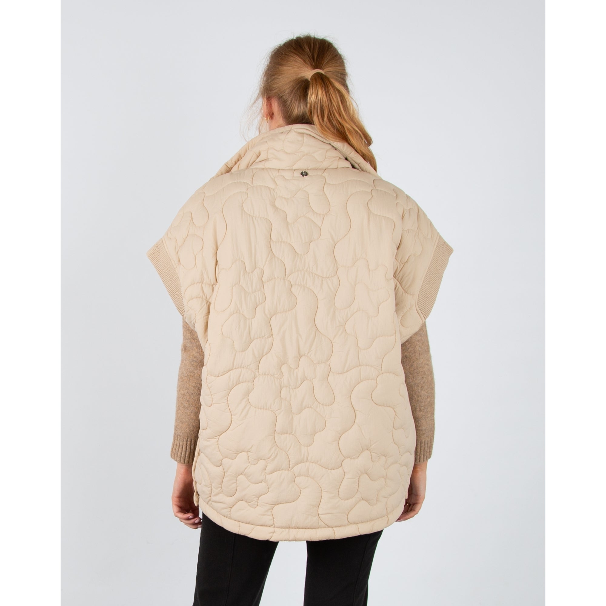 Rino & Pelle Caitlyn Oversized Swirl Quilted Gilet Light Oat
