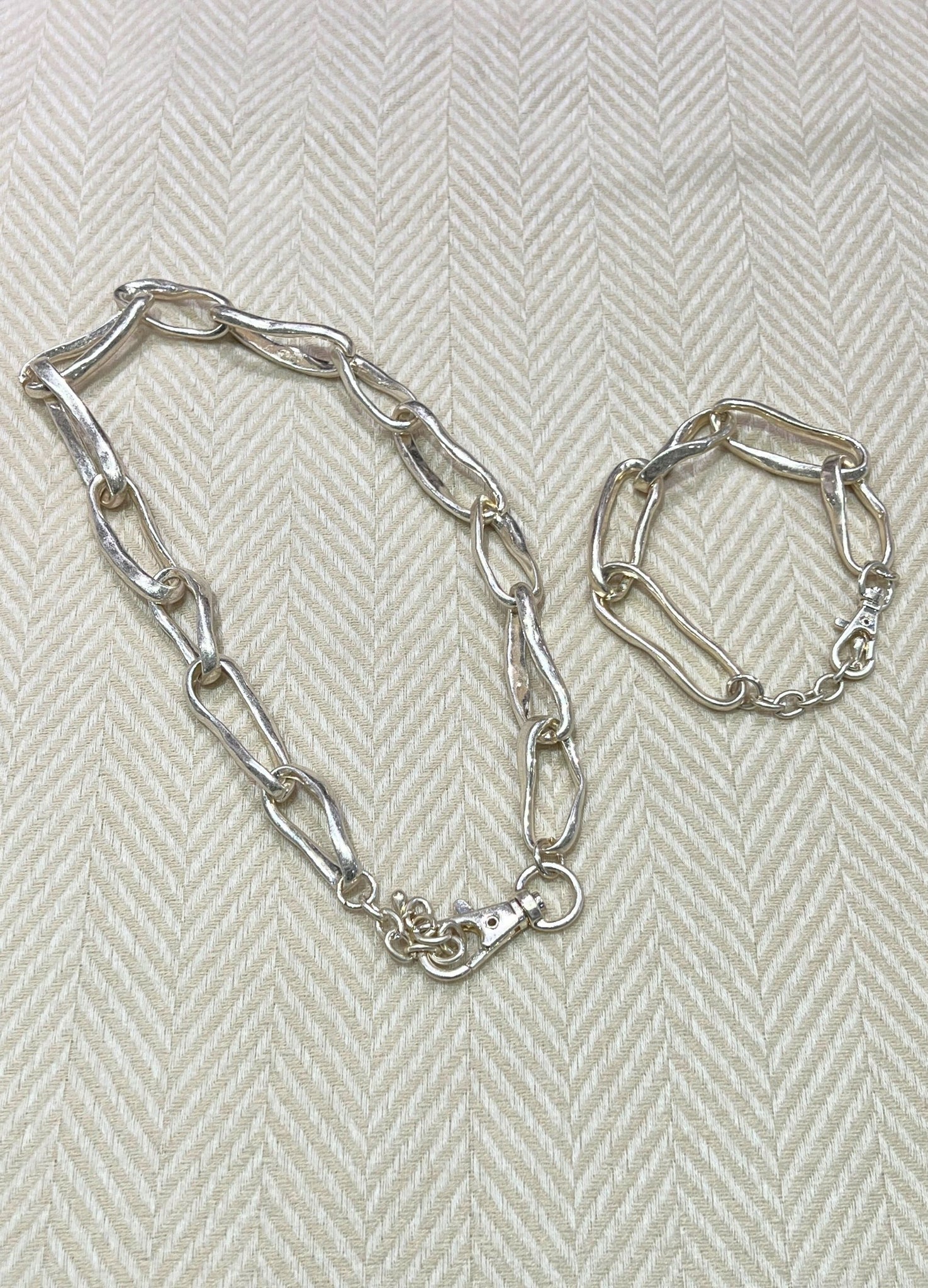 Eliza Gracious Oval Link Burnished Metal Bracelet Silver