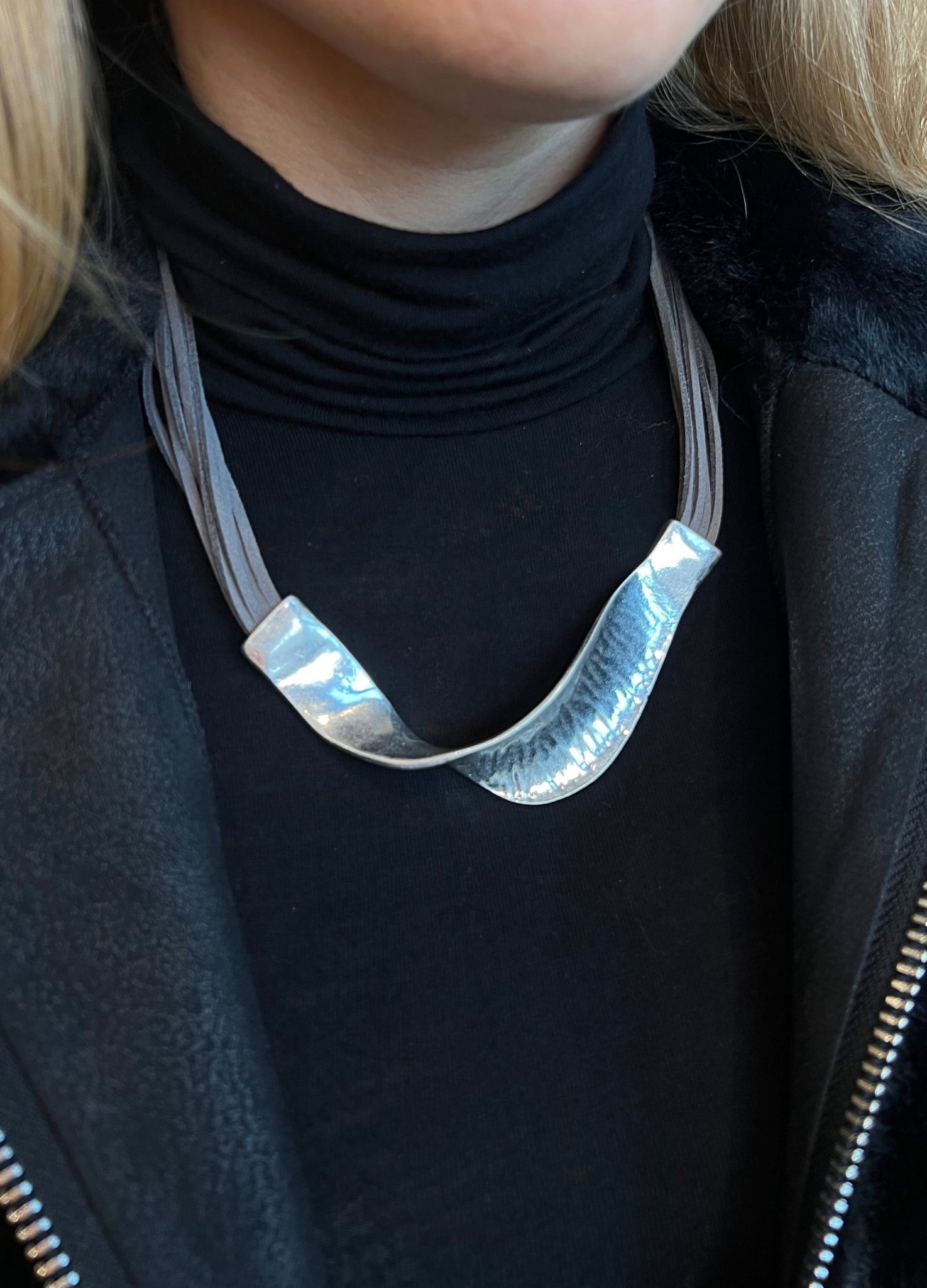 Eliza Gracious Suede Necklace with Twisted Metal Bar Grey/Silver