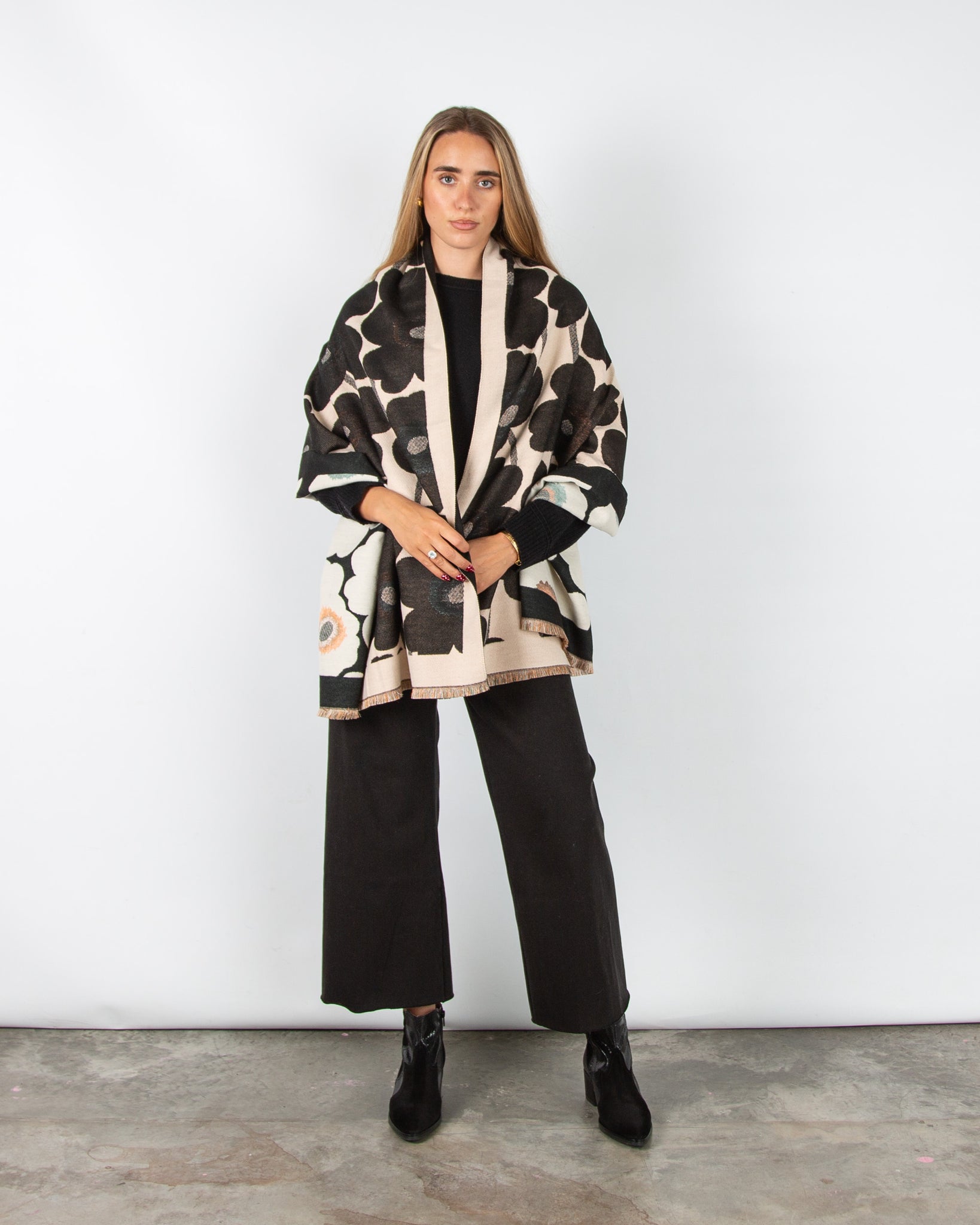 Zelly Reversible Blown Floral Print Scarf Black/Cream