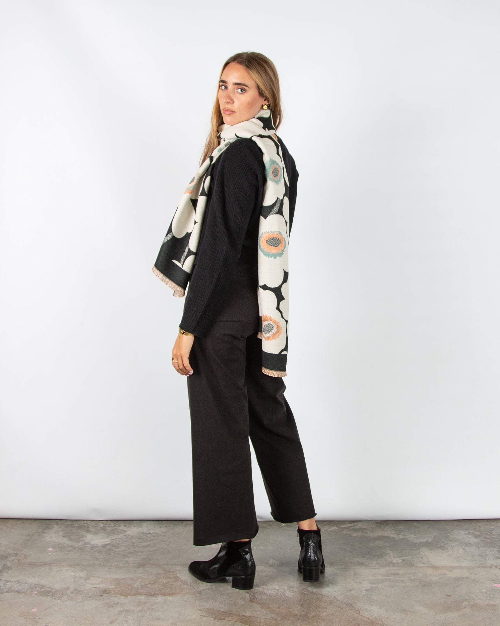 Zelly Reversible Blown Floral Print Scarf Black/Cream